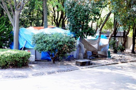 Daklozen behuizing in park
