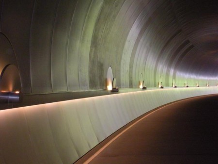 Stainless steel, boogvormige tunnel naar Miho