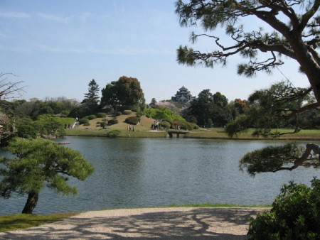 Zwart kasteel van Okayama bij park