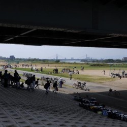 Baseball langs de rivier oever