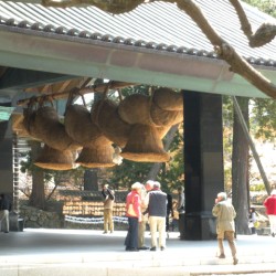 Shimenawa, gedraaid reuze touw van stro