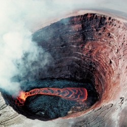 Puʻu ʻŌʻō crater met meer 1990