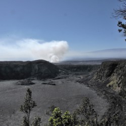 Kilauea Iki met wolken van Halema'uma'u crater