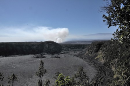 Kilauea Iki met wolken van Halema'uma'u crater